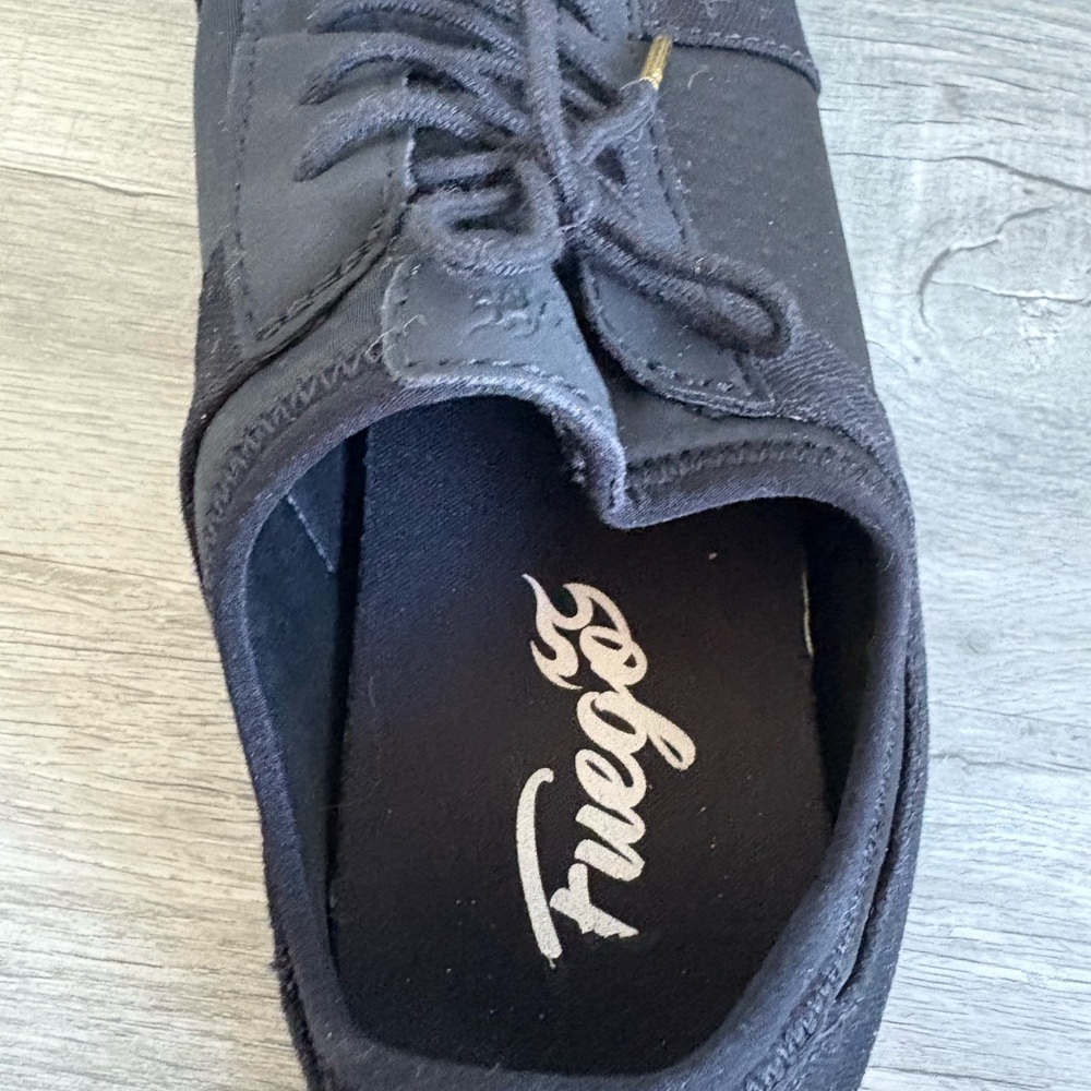 Stylish Fuego all-black split-sole dance sneaker with gold aglets - Picture 2 of 6